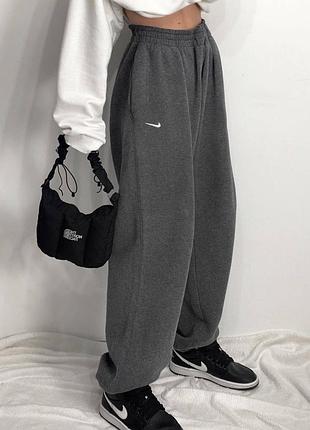 Спортивные штаны найк nike оверсайз джоггеры серые черные графитовые свободные на флисе теплые зимние трендовые стильные3 фото