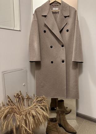 Розкішне, щільне вовняне пальто від бренду mango
