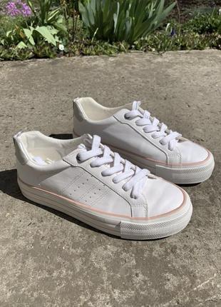 Кроссовки женские. 39 р