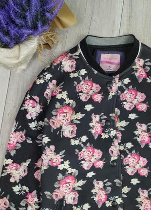 Бомбер bershka женская ветровка на кнопках чёрная с цветочным принтом размер s