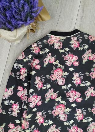 Бомбер bershka женская ветровка на кнопках чёрная с цветочным принтом размер s