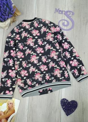 Бомбер bershka женская ветровка на кнопках чёрная с цветочным принтом размер s