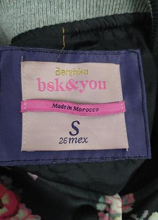 Бомбер bershka женская ветровка на кнопках чёрная с цветочным принтом размер s