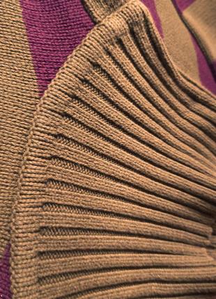 Удлиненный вязаный свитер с высоким горлом в полоски10 фото