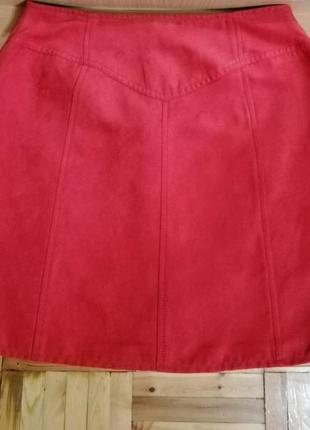 Мини-юбка красного цвета5 фото