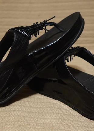 Очаровательные черные кожаные фитнес шлепанцы со стеклярусным декором fitflop rumba 36 р.1 фото