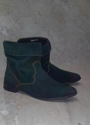 Темно зеленые замшевые ботинки1 фото