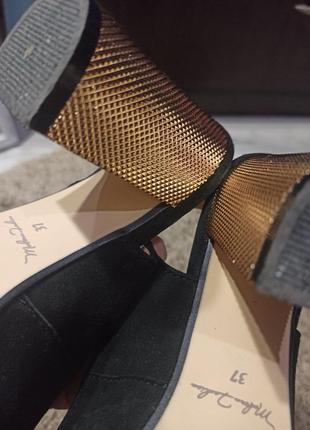 Классические черные замшевые босоножки на стойких золотых каблуках5 фото