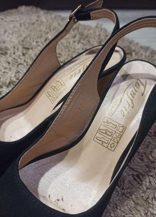 Классические черные замшевые босоножки на стойких золотых каблуках2 фото
