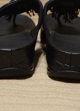 Очаровательные черные кожаные фитнес шлепанцы со стеклярусным декором fitflop rumba 36 р.9 фото