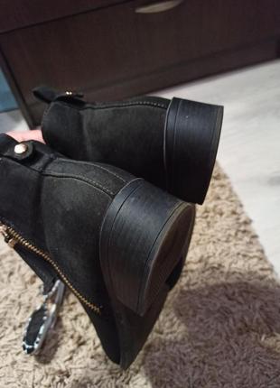 Класичні зручні чорні замшеві ботинки7 фото