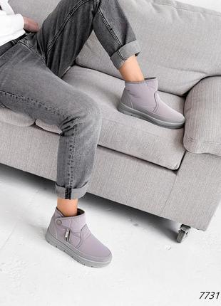 Стильные серые удобные зимние женские ботинки дутики, без каблуков, на застежке, застежка замка,на зиму8 фото