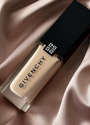 Тональний засіб givenchy prisme libre skin-caring glow