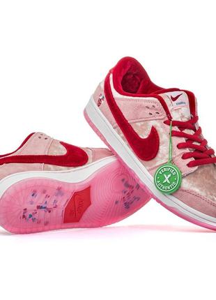 Кросівки жіночі рожеві / червоні замшеві / велюрові nike sb dunk low х strangelove skateboards2 фото
