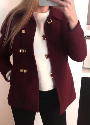 Шерстяне коротке пальто прямого крою бордового кольору2 фото