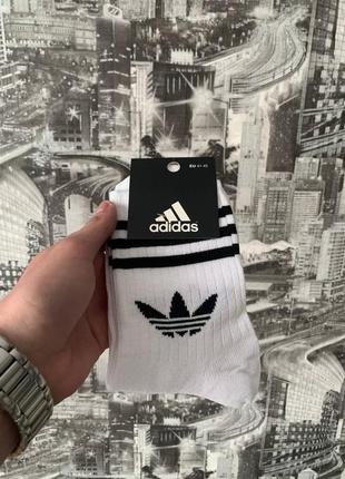 Белые и черные носки adidas