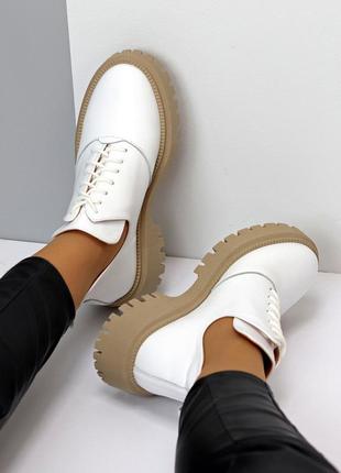 Дизайнерские белые кожаные женские туфли натуральная кожа на бежевой подошве10 фото