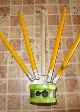 5 крупных карандашей и точилка