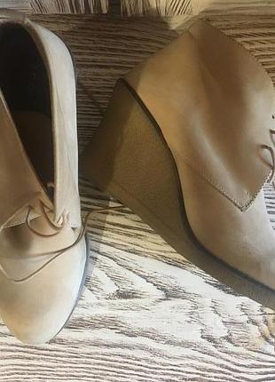 Туфлі на танкетці, бежеві черевики
