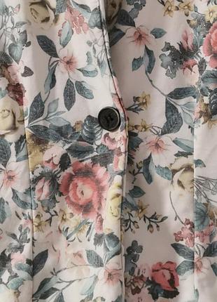 Женский трикотажный пиджак с красивым цветочным принтом