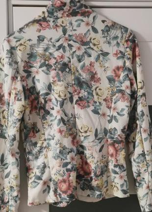 Женский трикотажный пиджак с красивым цветочным принтом