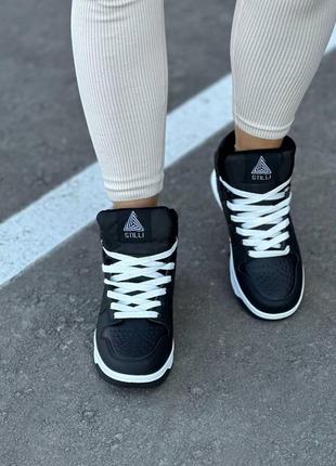 Жіночі зимові кросівки, утеплені, на шнурках, чорні3 фото