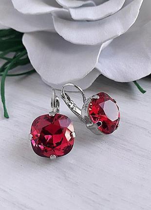 Сережки родированные с розово-малиновыми камнями swarovski