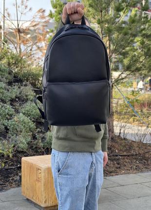 Базовый рюкзак из экокожи черного цвета с отделением под ноутбук4 фото