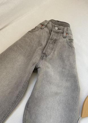 Свет серые базовые джинсы levi’s7 фото