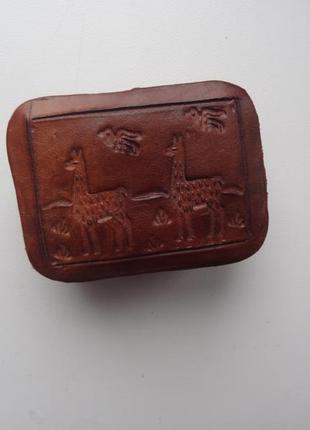Старая кожаная шкатулка с тиснением вінтаж