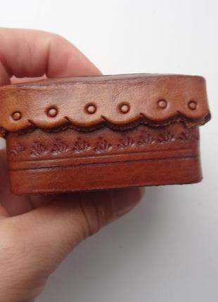 Старая кожаная шкатулка с тиснением вінтаж