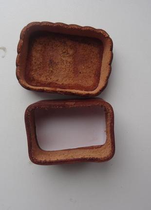 Старая кожаная шкатулка с тиснением вінтаж