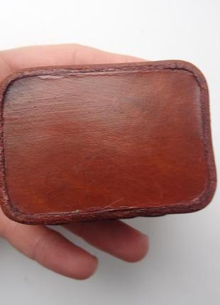 Старая кожаная шкатулка с тиснением вінтаж