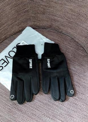 Зимові водостійкі рукавички з покриттям, що дaє змогу взаємодіяти з сенсорним екраном телефона.