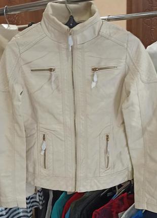 Женская куртка эко кожа,светло бежевого  цвета,  с карманами, на подкладке, на молнии размеры: м.
