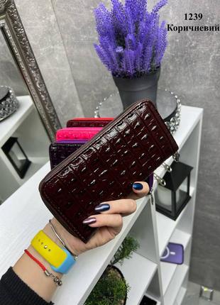Бордовый кошелек с текстурой кожи крокодила, которая покрыта лаком7 фото