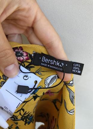 Квітковий топ bershka жовтий у квітах з відкритими плечима жіночий літній весняний віскозний8 фото