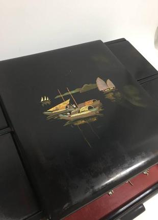 Антуражная шкатулка с зеркалом 6 отделов щетка, лак, ручная роспись, туалетный набор...