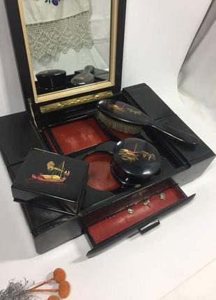 Антуражная шкатулка с зеркалом 6 отделов щетка, лак, ручная роспись, туалетный набор...