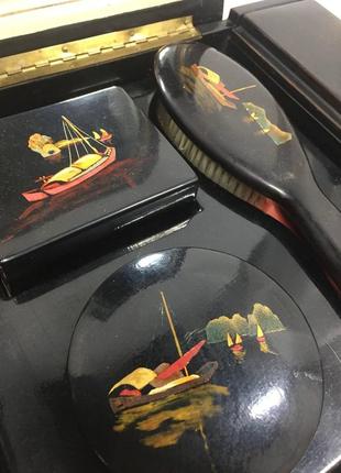 Антуражная шкатулка с зеркалом 6 отделов щетка, лак, ручная роспись, туалетный набор...