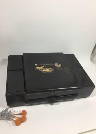 Антуражная шкатулка с зеркалом 6 отделов щетка, лак, ручная роспись, туалетный набор...