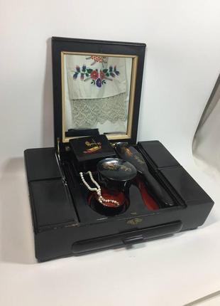 Антуражная шкатулка с зеркалом 6 отделов щетка, лак, ручная роспись, туалетный набор...