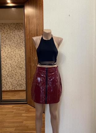 Темно-красная виниловая мини-юбка с молнией спереди plt размер 40-424 фото