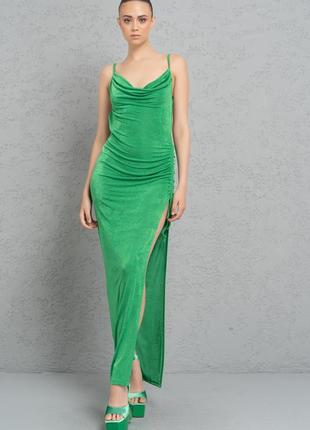 Зеленое платье с разрезом