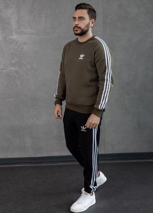 Чоловічий зимовий спортивний костюм adidas хакі з чорним з лампасами без капюшона комплект адідас на флісі (bon)