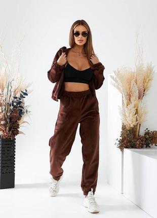 Женский костюм на молнии из велюра на замше.