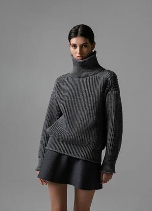 Свитер с высокой горловиной темно-серый