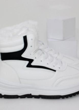 Модные белые кроссовки с черными вставками на зиму2 фото