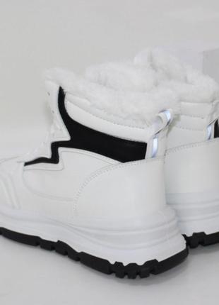 Модные белые кроссовки с черными вставками на зиму3 фото