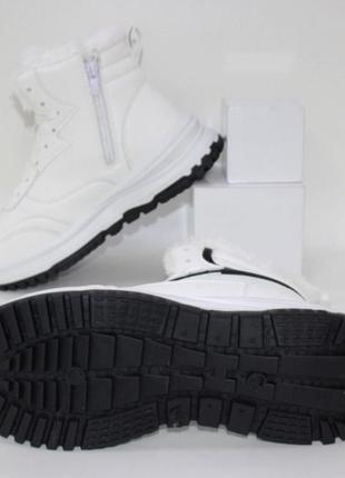 Модные белые кроссовки с черными вставками на зиму6 фото